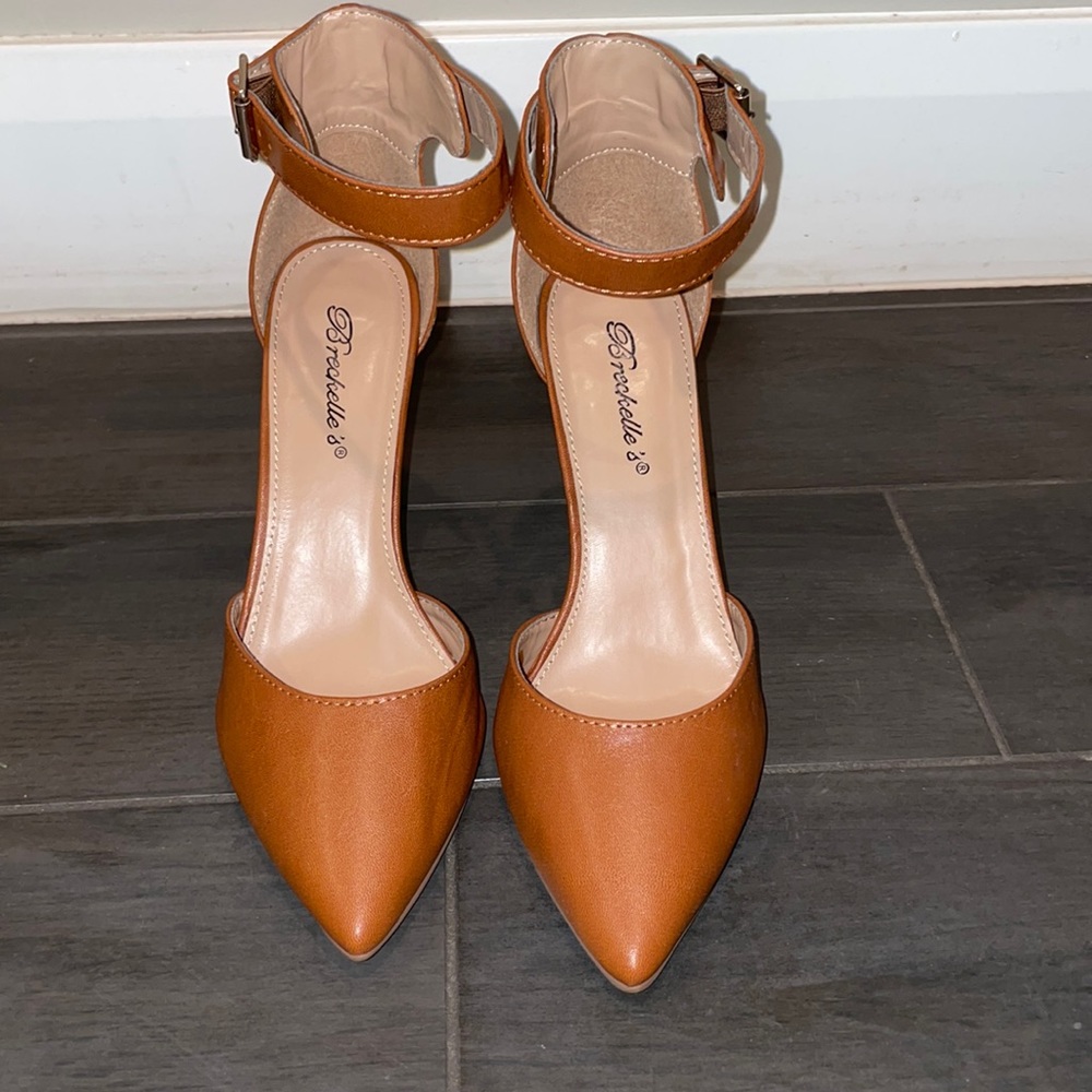 Breckelle’s 4” heels, tan, size 8.